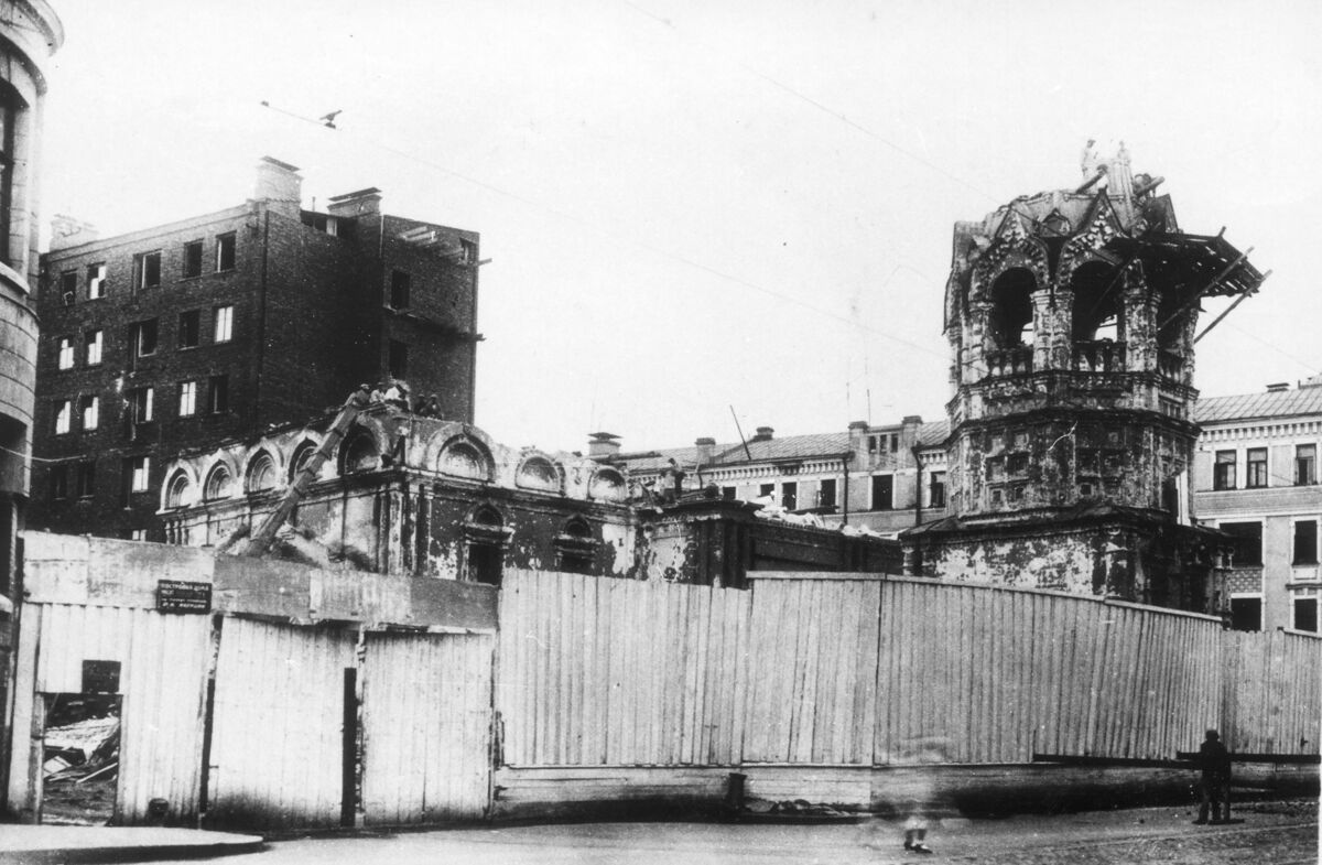 Церковь Троицы Живоначальной в Зубове, Хамовники (Центральный административный округ (ЦАО), г. Москва). архивная фотография, Церковь в процессе разборки