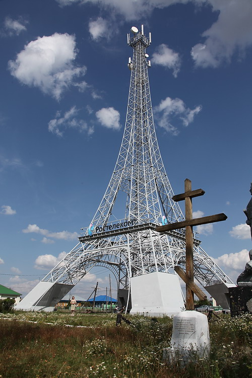Париж. Церковь Космы и Дамиана. дополнительная информация, Памятный крест и копия Эйфелевой башни на месте разрушенной церкви