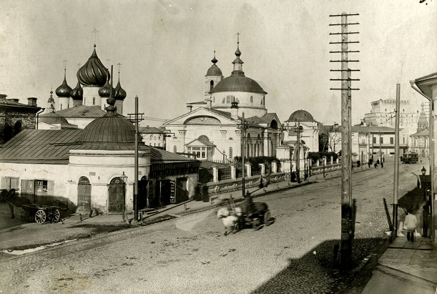 Ярославль. Храмовый комплекс церквей Троицы Живоначальной и Толгской иконы Божией Матери Власьевского прихода. архивная фотография, Церковь Троицы Живоначальной (слева) Церковь Иконы Божией Матери Толгская (справа) 1900—1910 год