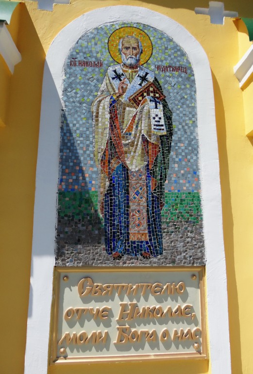 Часовня Покрова Пресвятой Богородицы (?), Трасса Р228, 177-й километр (Вольский район, Саратовская область). архитектурные детали, Мозаичный образ на фасаде часовни.