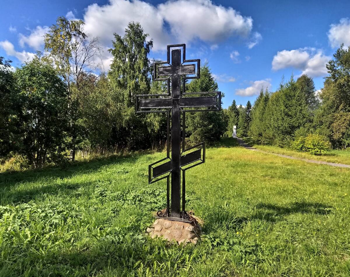 Церковь Николая Чудотворца, Уемский (Уйма) (Приморский район, Архангельская область). дополнительная информация, Памятный крест на месте алтаря