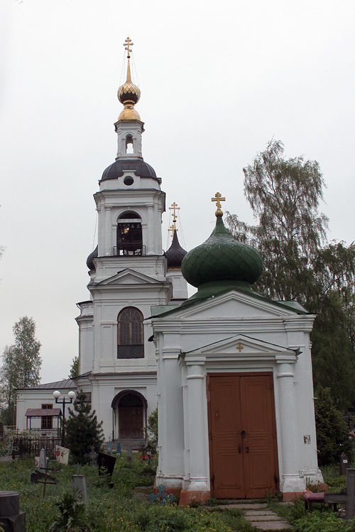 Часовня-усыпальница на Георгиевском кладбище, Рыбинск (Рыбинск, город, Ярославская область). фасады, На фото усыпальница на переднем плане