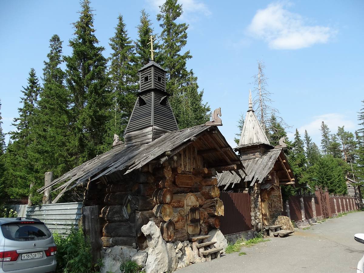 Деревянные постройки рядом с часовней., дополнительная информация. Храм-часовня иконы Божией Матери "Умягчение злых сердец", Зюраткуль (Саткинский район, Челябинская область)