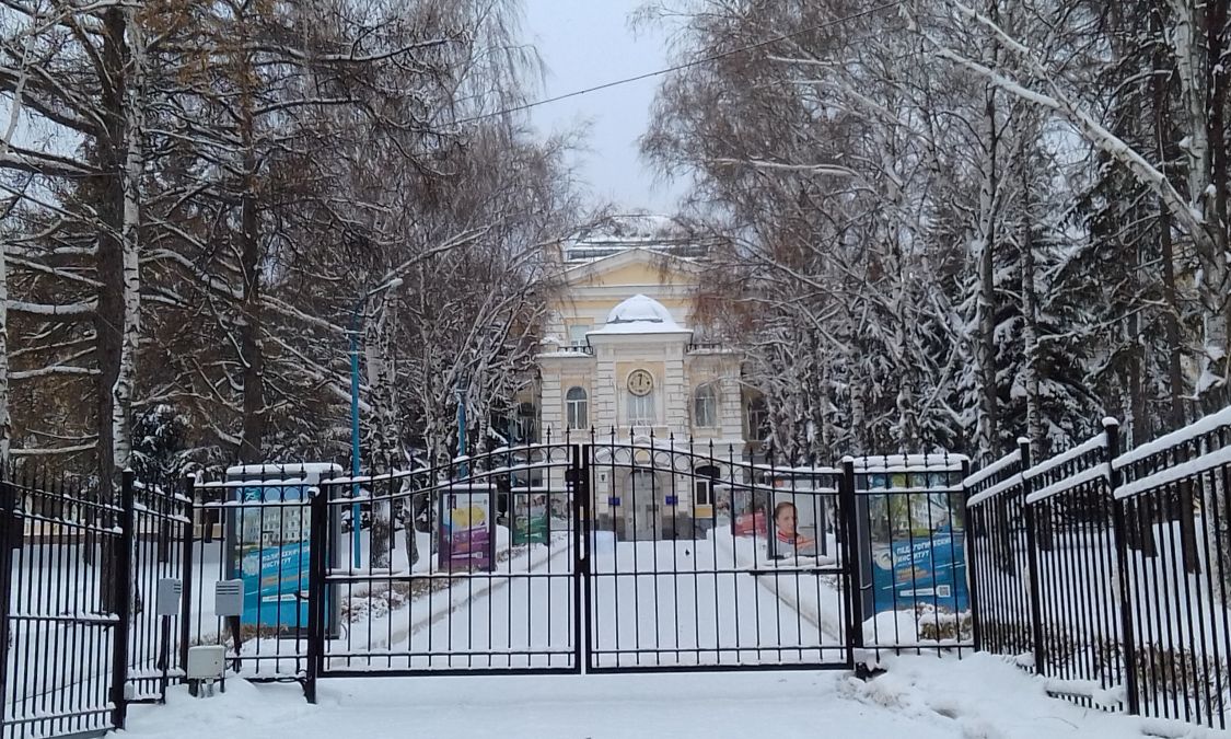 Пенза. Домовая церковь Иннокентия, епископа Иркутского в бывшей духовной семинарии. общий вид в ландшафте, Фото Людмилы Васильковой