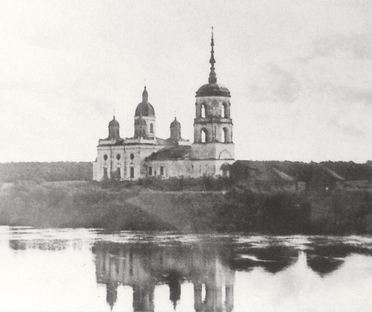Церковь Вознесения Господня, Вознесенская (Погост) (Плесецкий район, Архангельская область). архивная фотография, Вид с севера, с левого берега Онеги. Фото 1950-х гг. из книги Н. А. Макарова 