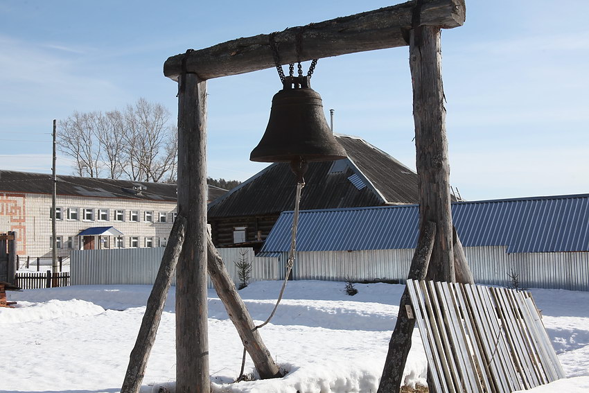 Меседа. Церковь Казанской иконы Божией Матери. фасады, Старинный колокол