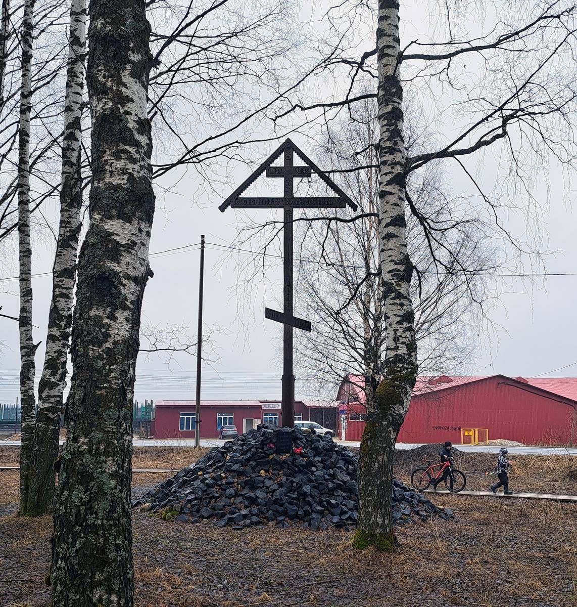 Поклонный крест в 100 м от церковного места. , дополнительная информация. Церковь Сергия Радонежского, Плесецк (Плесецкий район, Архангельская область)