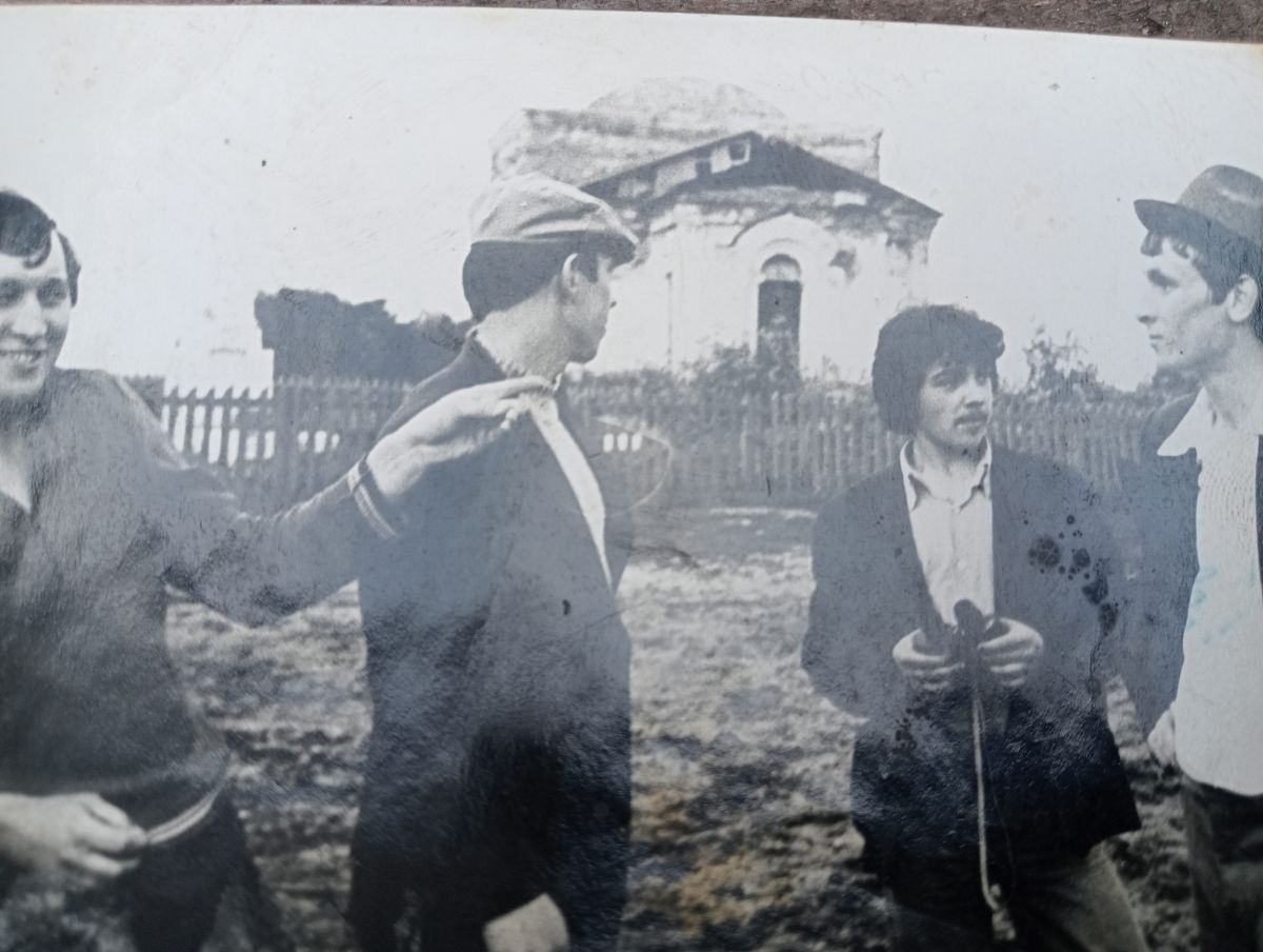 Церковь Троицы Живоначальной, Медведское (Щучанский район, Курганская область). дополнительная информация, Фото церкви в августе начала 80-х