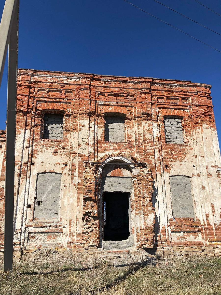 Южный фасад и портал 2023, архитектурные детали. Церковь Троицы Живоначальной, Медведское (Щучанский район, Курганская область)