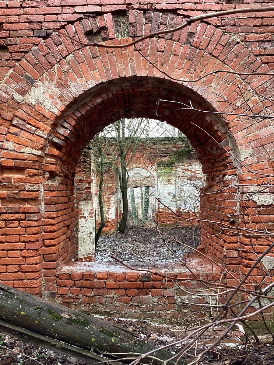 Вид с запада, архитектурные детали. Церковь Михаила Архангела, Острецово (Заокский район, Тульская область)