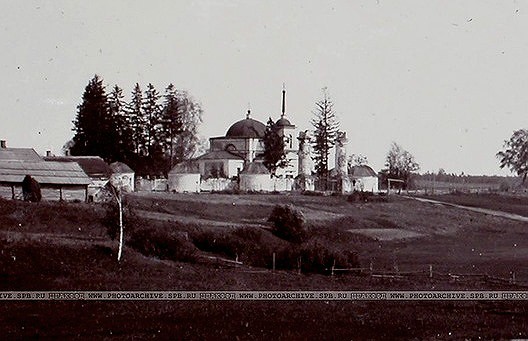 Струнье. Церковь Воздвижения Креста Господня. архивная фотография, Фото с сайта http://and110.ucoz.ru/UR/17/sam08.html