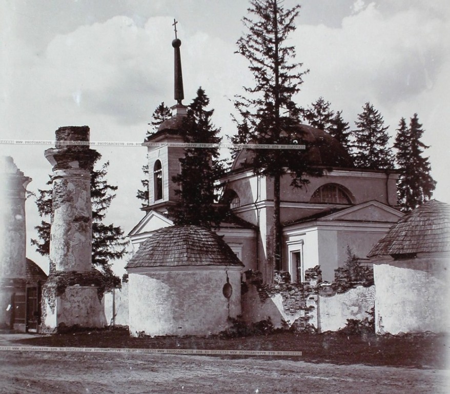 Струнье. Церковь Воздвижения Креста Господня. архивная фотография, Фото с сайта http://and110.ucoz.ru/UR/17/sam08.html