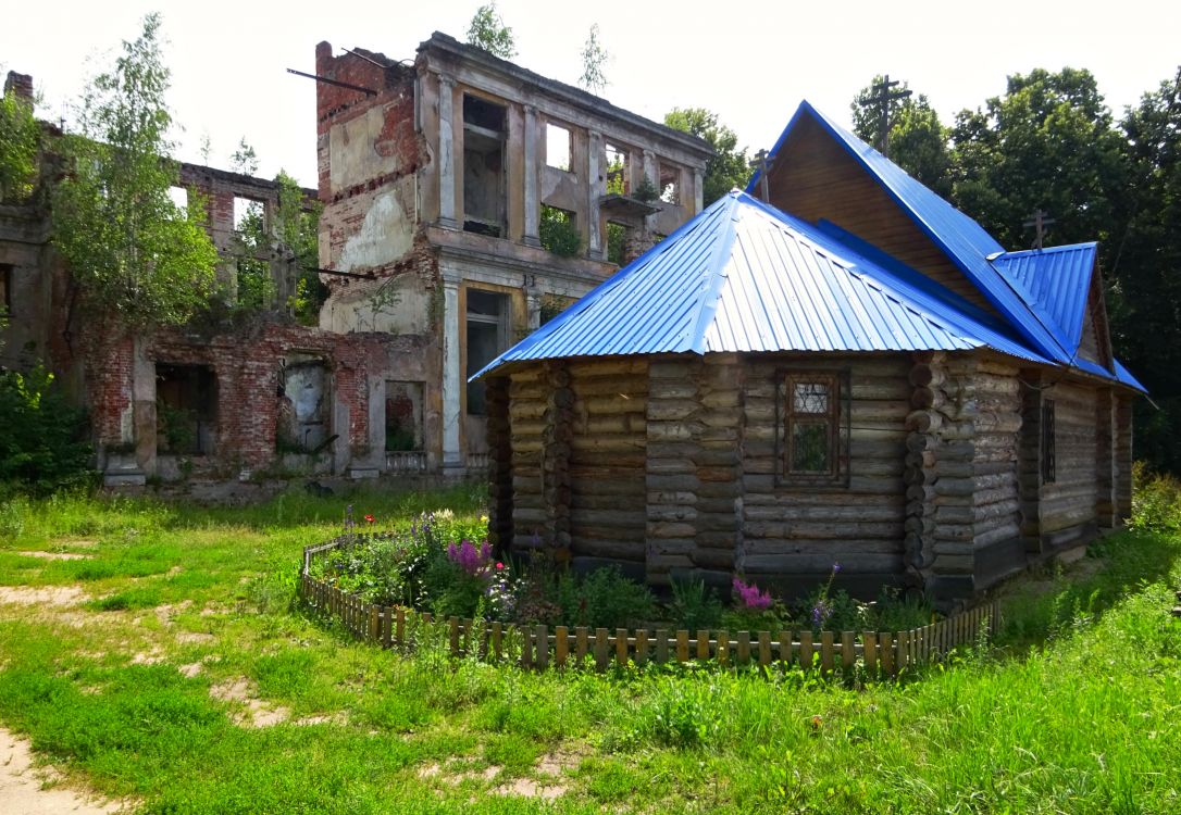 Церковь Иоанна Богослова в Глинках (новая), Корпуса (Лосино-Петровский городской округ и ЗАТО Звёздный городок, Московская область). фасады, слева старая церковь, справа новая.