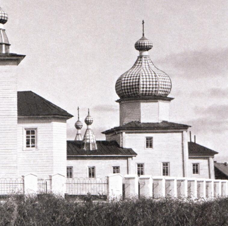Церковь Покрова Пресвятой Богородицы (старая), Погост (Ракула) (Холмогорский район, Архангельская область). архивная фотография, Прежняя Покровская церковь 1763 года постройки, вид с юга. Фрагмент фотографии начала 20 века из фондов Государственного музея Архитектуры им. Щусева