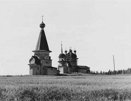 Макарьино (Кожа, Кожский погост). Храмовый комплекс Климентовской и Крестовоздвиженской церквей с колокольней в Макарьино (Усть-Коже). архивная фотография, Вид на храмы погоста с северо-востока, фотография 1960-х годов сайта www.onegaonline.ru