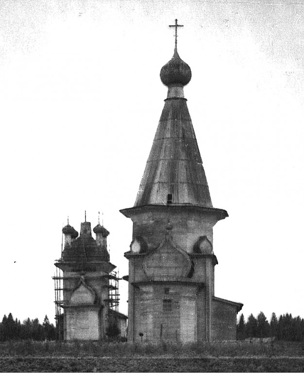 Храмовый комплекс Кожского погоста, Макарьино (Кожа, Кожский погост) (Онежский район, Архангельская область). архивная фотография, Вид с востока, фотография 1960-х годов сайта www.onegaonline.ru