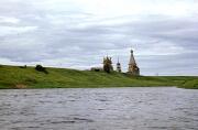 Храмовый комплекс Кожского погоста, Вид с юго-востока, с реки Кожи.Фотография В.В. Сокирко с сайта www.onegaonline.ru<br>, Макарьино (Кожа, Кожский погост), Онежский район, Архангельская область