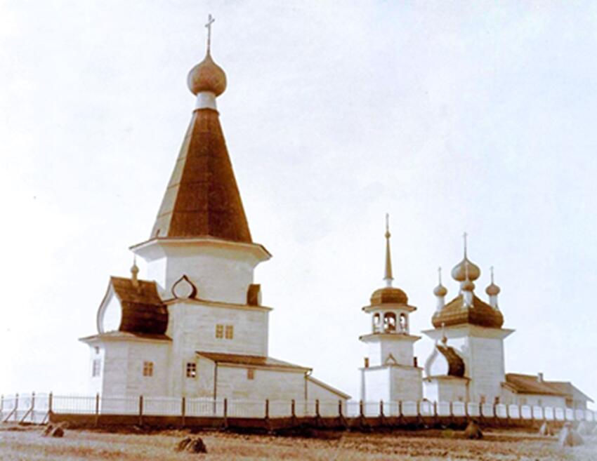 Крестовоздвиженская (вблизи) и Климента, папы Римского (дальняя) церкви. Диагональная объемно-пространственная композиция построек «тройника». Фото В. А. Плотникова. С сайта: onegaonline.ru, архивная фотография. Храмовый комплекс Кожского погоста, Макарьино (Кожа, Кожский погост) (Онежский район, Архангельская область)