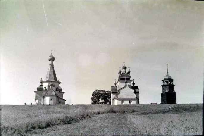 Храмовый комплекс Турчасовского погоста, Посад (Турчасово) (Онежский район, Архангельская область). архивная фотография, Общий вид с востока. Фото Чинякова А. Г. 1950 г. из коллекции ГНИМА. (ГК №38659686)