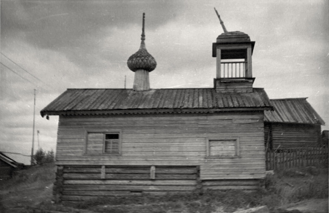 Часовня Ризоположения (Положения честной ризы Пресвятой Богородицы во Влахерне), Хачела (Онежский район, Архангельская область). архивная фотография, Вид часовни с севера. Фотография В.И. Фролова из паспорта объекта.