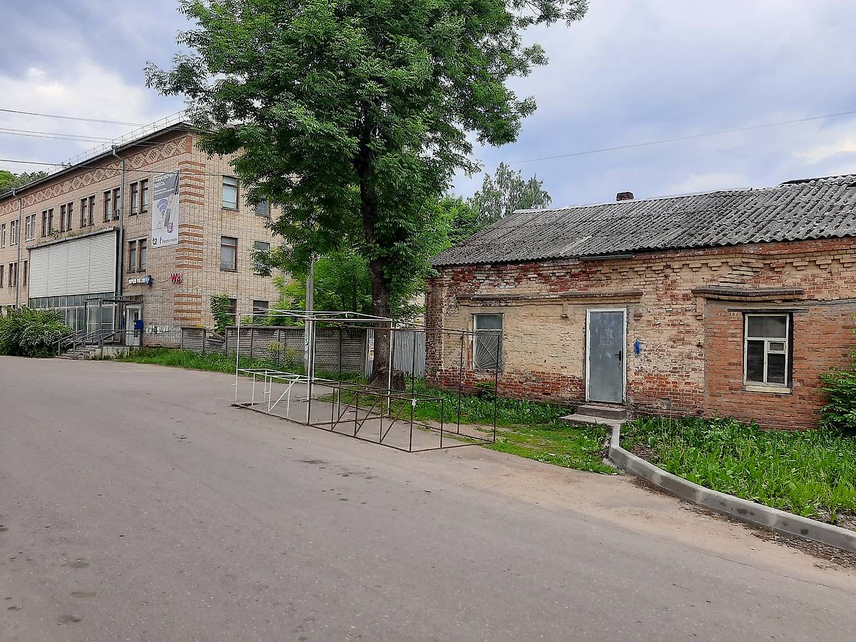 Здание почты на храмовом месте.  Справа - сохранившиеся торговые склады., дополнительная информация. Собор Рождества Пресвятой Богородицы, Демидов (Демидовский район, Смоленская область)