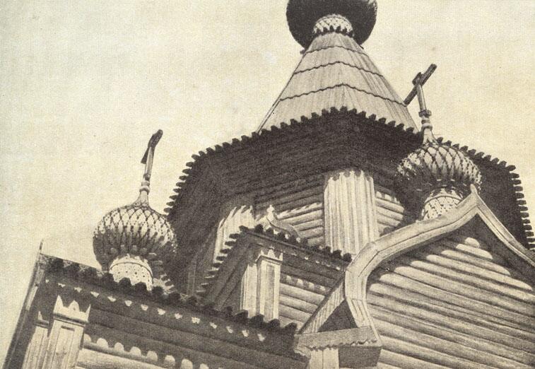 Церковь Илии Пророка, Вазенцы (Онежский район, Архангельская область). архивная фотография, Вид на шатер и бочки храма с земли, с южной стороны. Фотография начала 20 века из книги С.Забелло, В.Иванова и П.Максимова «Русское деревянное зодчество», сайта www.archnadzor.ru