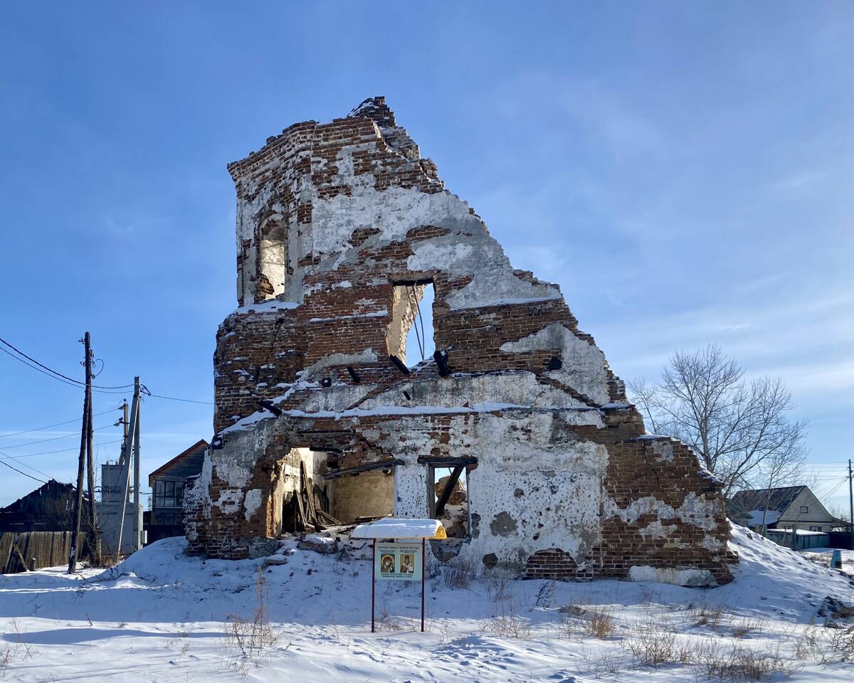 Церковь Вознесения Господня, Мальта (Усольский район, Иркутская область). фасады, У западного фасада (со стороны улицы Ленина) установлен информационный стенд