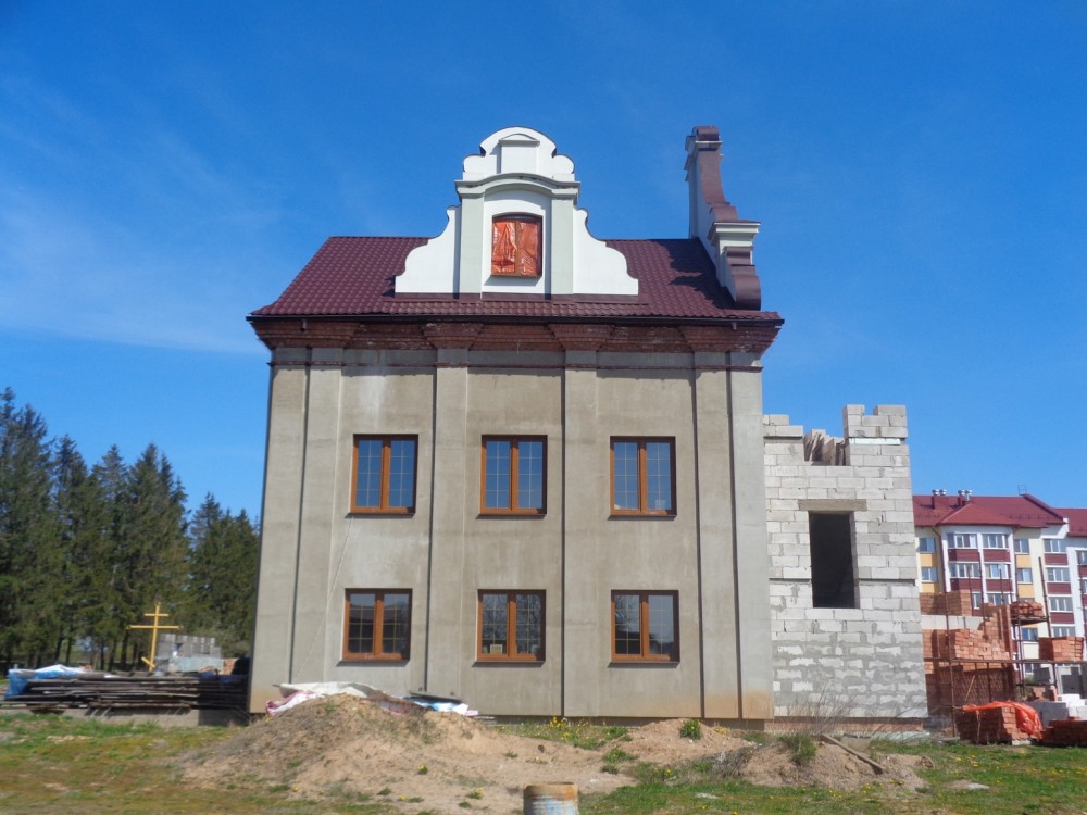 Хатежино. Церковь Троицы Живоначальной (строящаяся). фасады