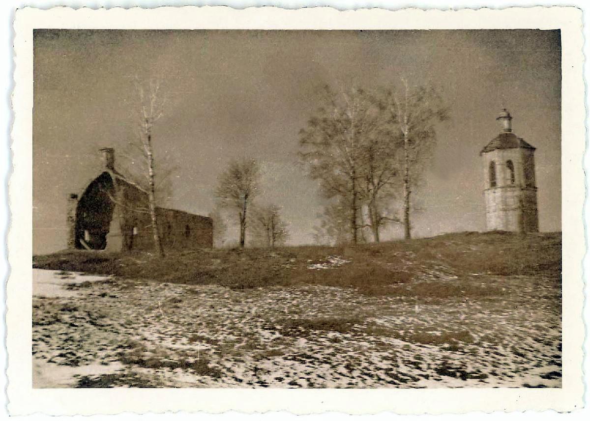 Церковь слева. Фото 1941 г. с аукциона e-bay.de, архивная фотография. Бизюков Крестовоздвиженский монастырь. Церковь Михаила Архангела, Бизюково (Дорогобужский район, Смоленская область)