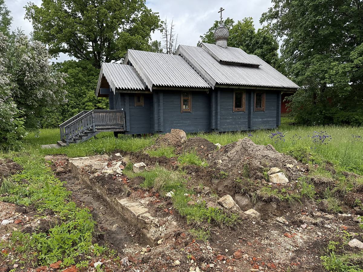 Вид с юго-запада, общий вид в ландшафте. Церковь Успения Пресвятой Богородицы (старая), Симбухово (Наро-Фоминский городской округ, Московская область)