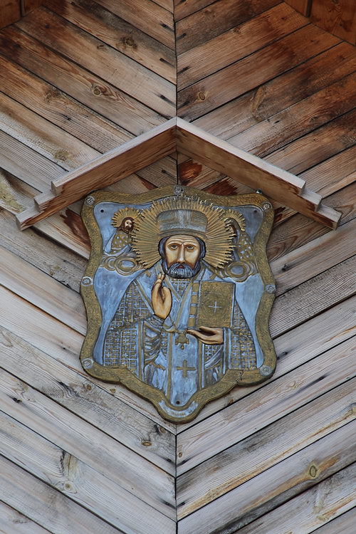 Неизвестная часовня, Сатка (Саткинский район, Челябинская область). архитектурные детали, Резная икона над входом