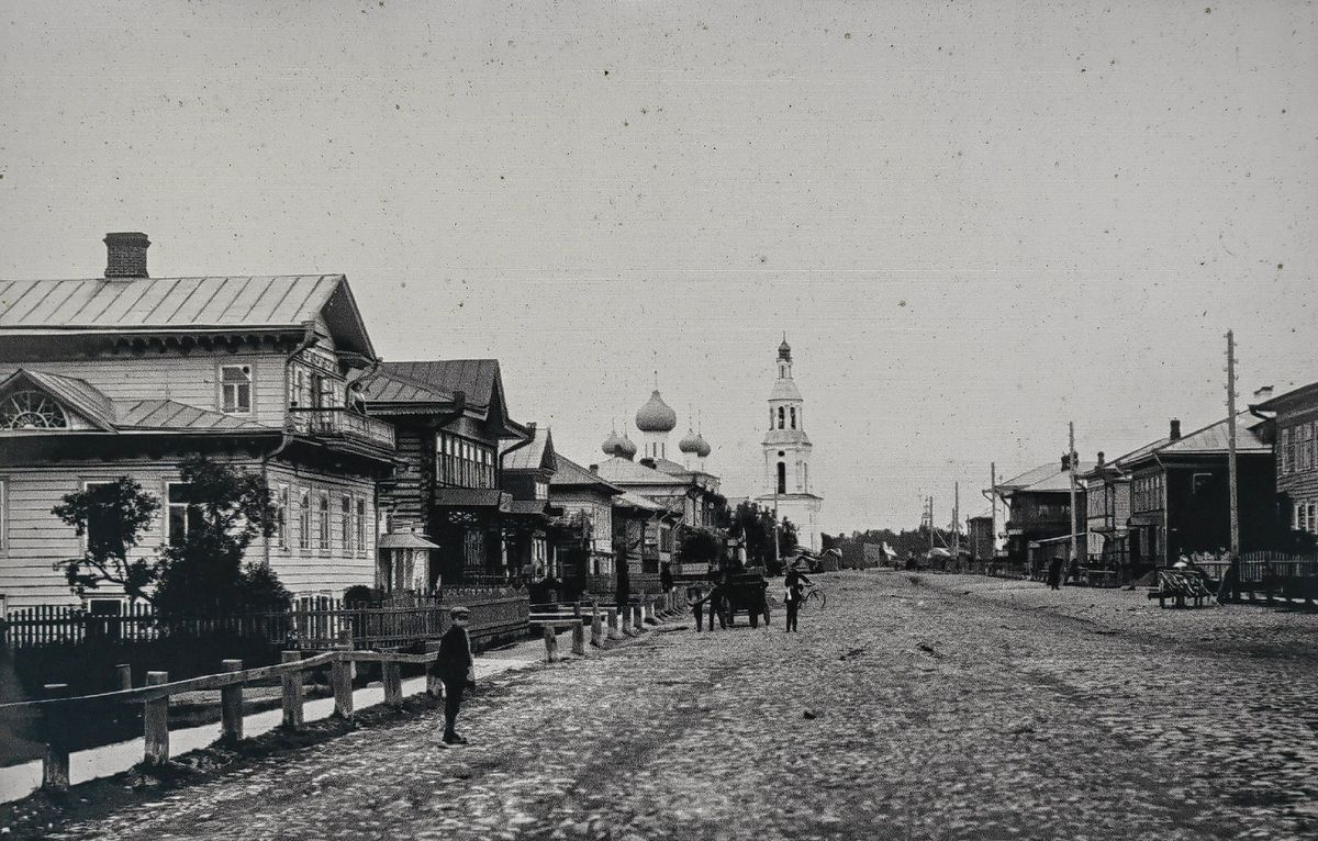 Вид на собор Воскресения Словущего в перспективе Кашинской улицы. Фото 1912-1914 гг. Фотограф П. М. Дружинин., архивная фотография. Собор Воскресения Словущего, Бежецк (Бежецкий район, Тверская область)