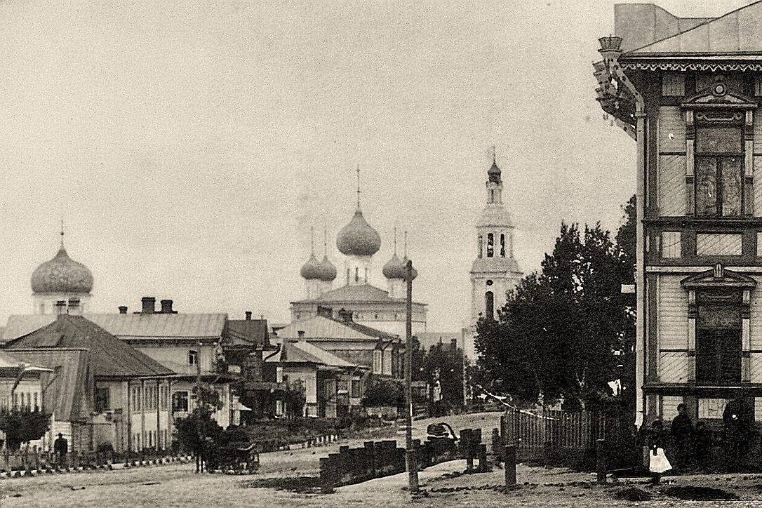 Вид на собор Воскресения Словущего в перспективе Кашинской улицы. Фотография бежецкого фотографа П.М. Дружинина. 1910-е гг., архивная фотография. Собор Воскресения Словущего, Бежецк (Бежецкий район, Тверская область)