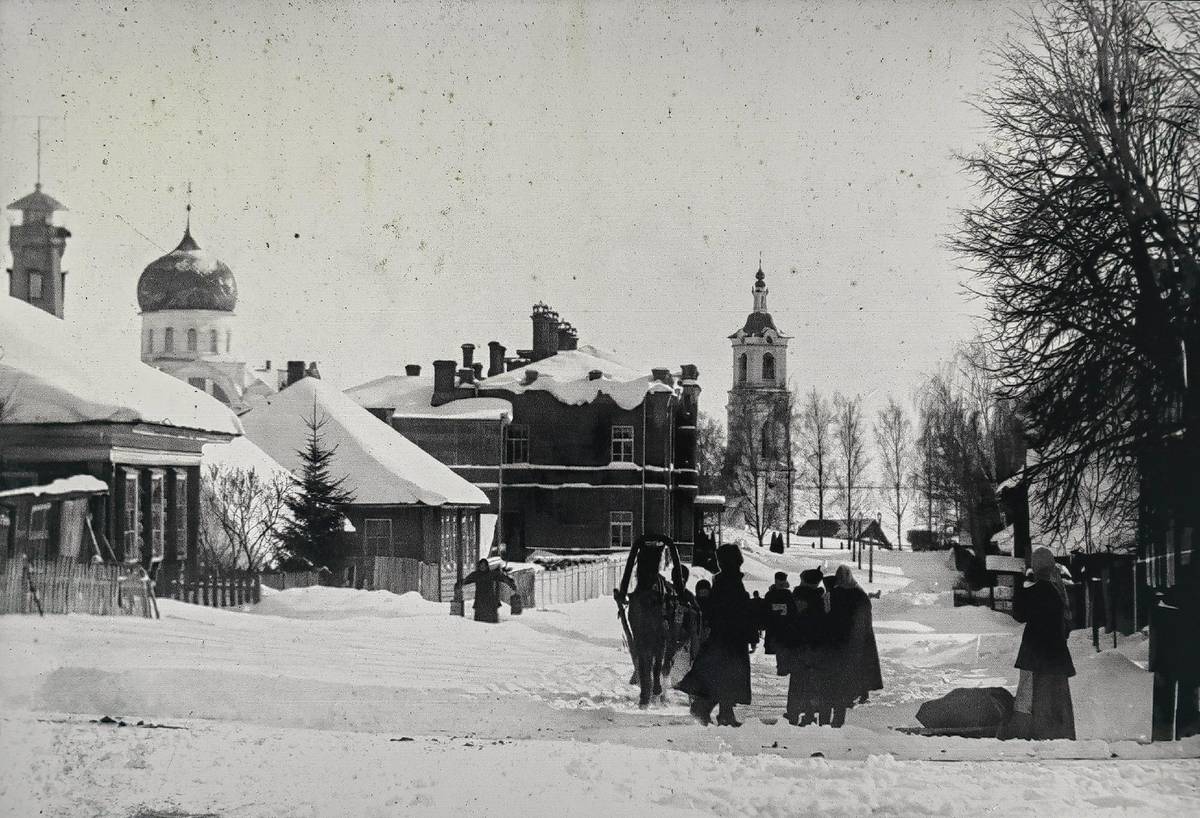 Церковь Живоначальной Троицы в перспективе улицы. Фото 1908 г. Фотограф П. М. Дружинин., архивная фотография. Церковь Троицы Живоначальной, Бежецк (Бежецкий район, Тверская область)