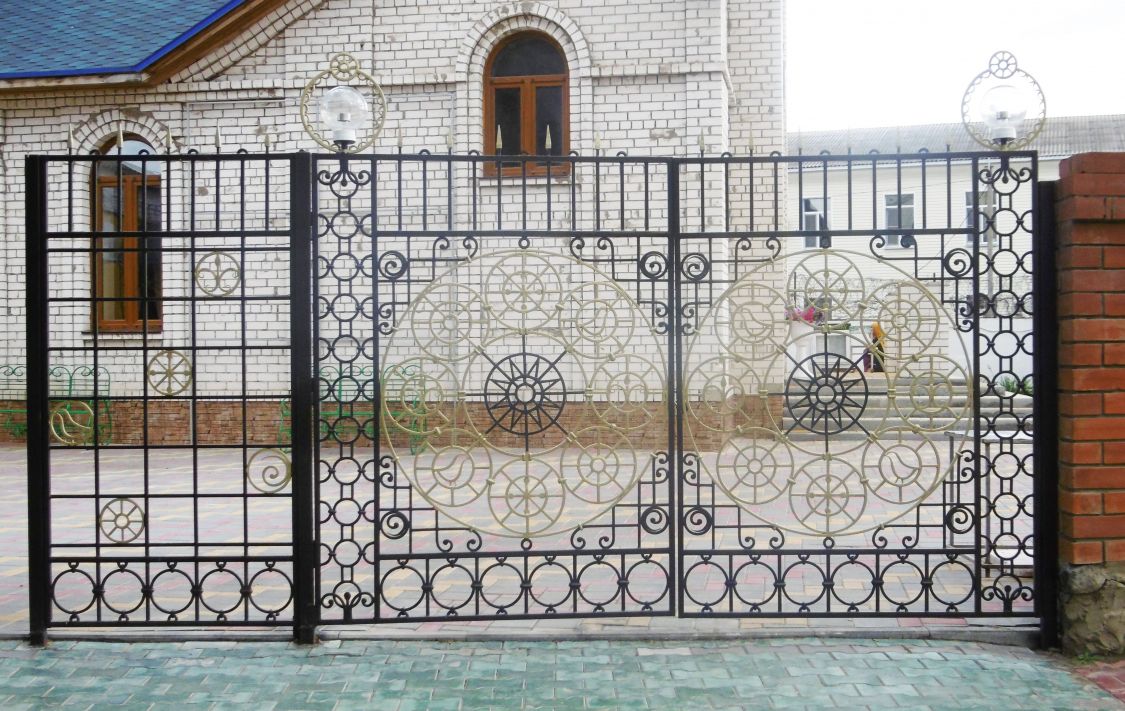 Церковь Рождества Христова, Урюпинск (Урюпинский район и г. Урюпинск, Волгоградская область). дополнительная информация, Ажурность главных врат храмовой территории 