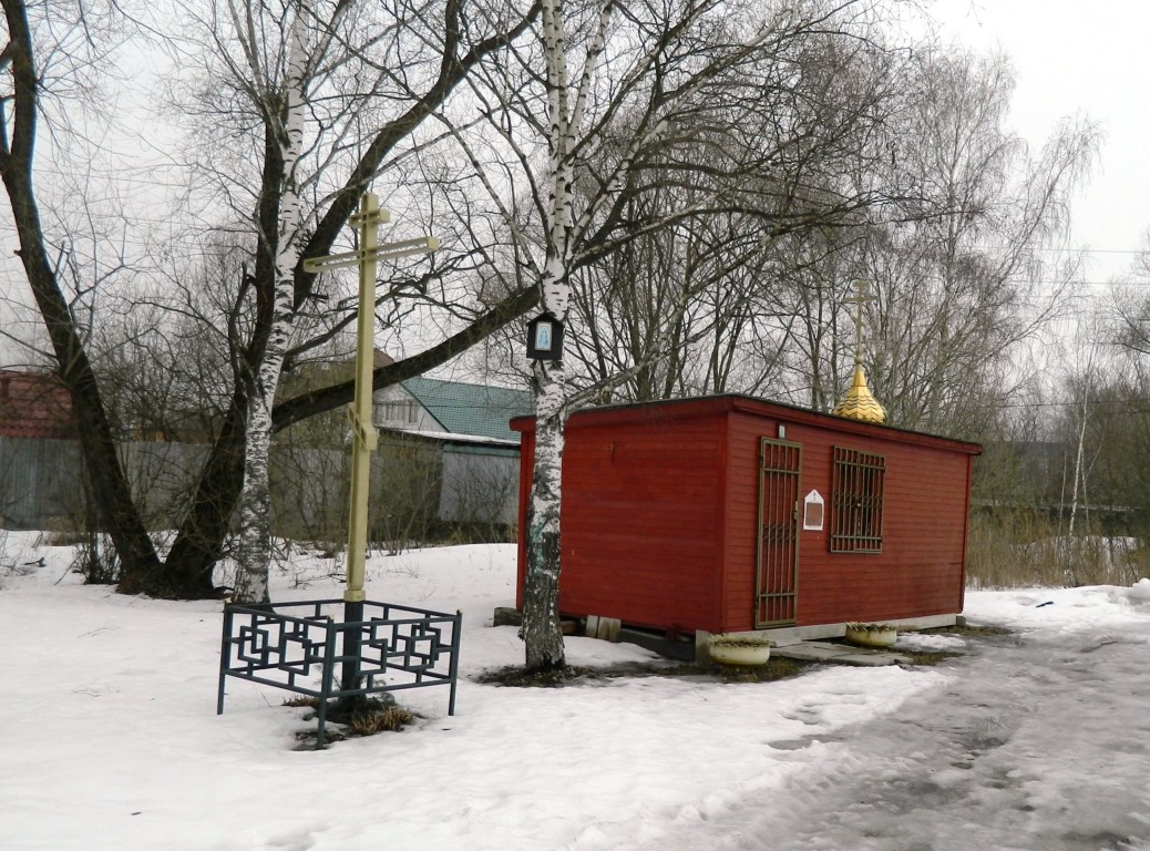 Церковь Тихвинской иконы Божией Матери в Саларьеве (временная), Саларьево (Новомосковский административный округ (НАО), г. Москва). фасады, Поклонный крест на месте прежнего Тихвинского храма