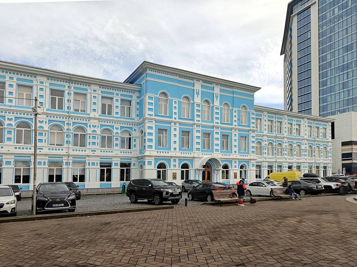 Фрагмент корпуса Батумского государственного университета (перестроенное здание бывшей 2-й гимназии). На втором этаже располагалась домовая церковь, архитектурные детали. Домовая церковь Михаила Архангела при бывшей мужской гимназии, Батуми (Аджария, Грузия)