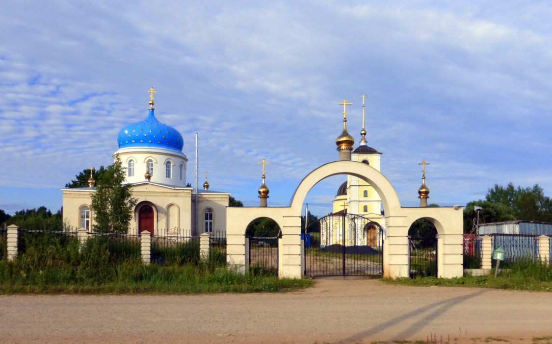 Гагино. Храмовый комплекс. Церкви Спаса Всемилостивого и Казанской иконы Божией Матери. общий вид в ландшафте