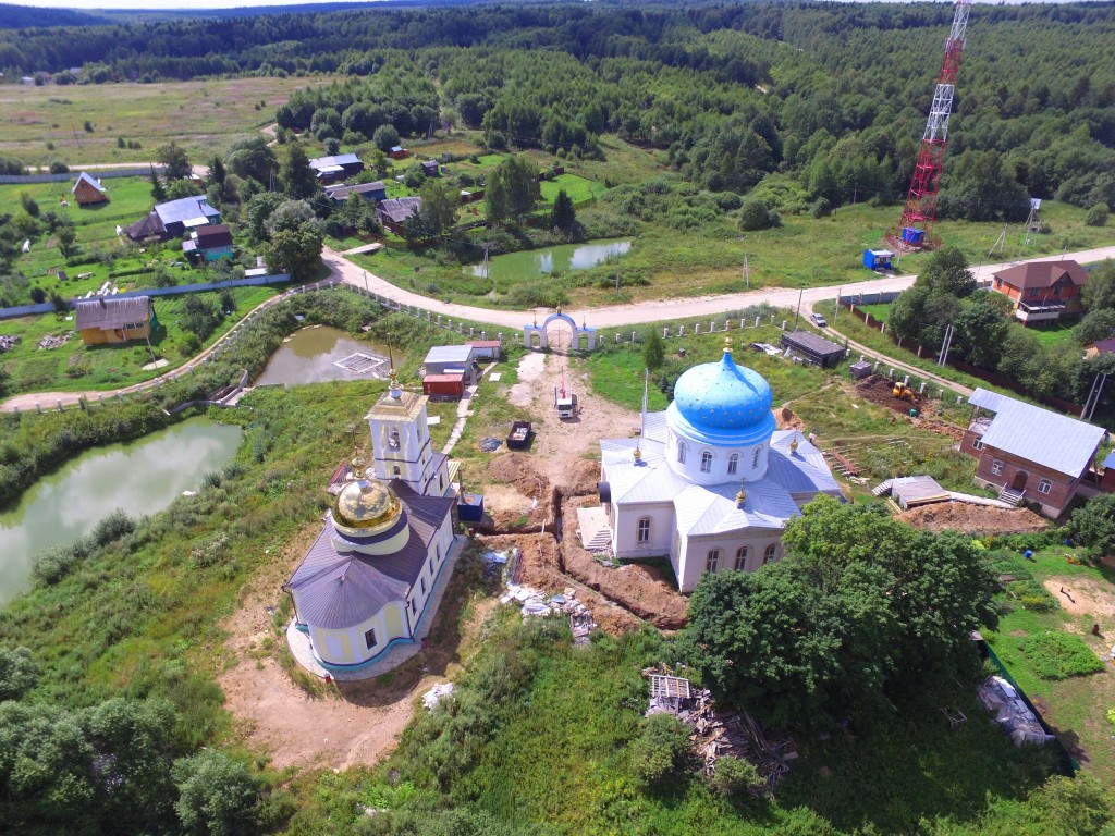 Гагино. Храмовый комплекс. Церкви Спаса Всемилостивого и Казанской иконы Божией Матери. общий вид в ландшафте, Вид с востока, фото с квадрокоптера.