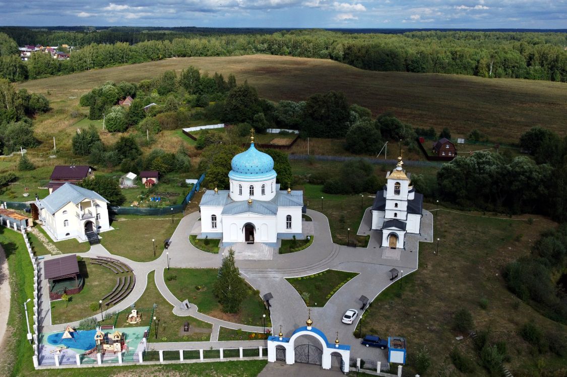 Храмовый комплекс. Церкви Спаса Всемилостивого и Казанской иконы Божией Матери, Гагино (Сергиево-Посадский городской округ, Московская область). общий вид в ландшафте