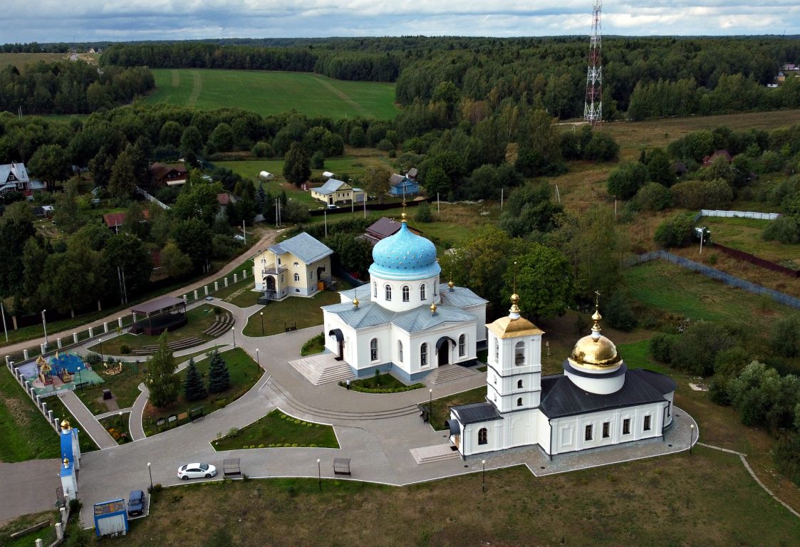 Храмовый комплекс. Церкви Спаса Всемилостивого и Казанской иконы Божией Матери, Гагино (Сергиево-Посадский городской округ, Московская область). общий вид в ландшафте