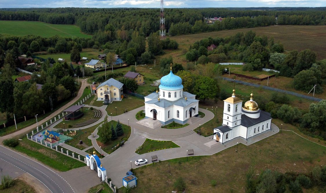 Храмовый комплекс. Церкви Спаса Всемилостивого и Казанской иконы Божией Матери, Гагино (Сергиево-Посадский городской округ, Московская область). общий вид в ландшафте