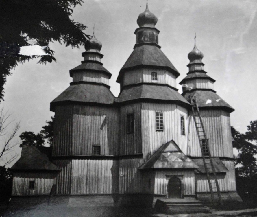 Церковь Рождества Пресвятой Богородицы, Вороньков (Воронки) (Бориспольский район, Украина, Киевская область). архивная фотография, Фото начала ХХ в., автор Г.Г. Павлуцкий. Данное фото внешнего вида храма Г.Г. Павлуцкий опубликовал во II томе издания «Труды XIV археологического съезда», Москва, 1911 г., таблица VII. 