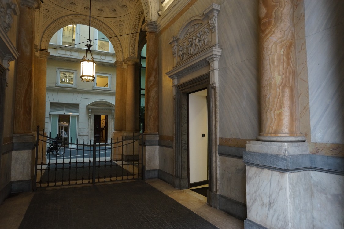 Рим. Домовая церковь Николая Чудотворца. интерьер и убранство, Вход (справа) в помещение, в котором располагалась церковь