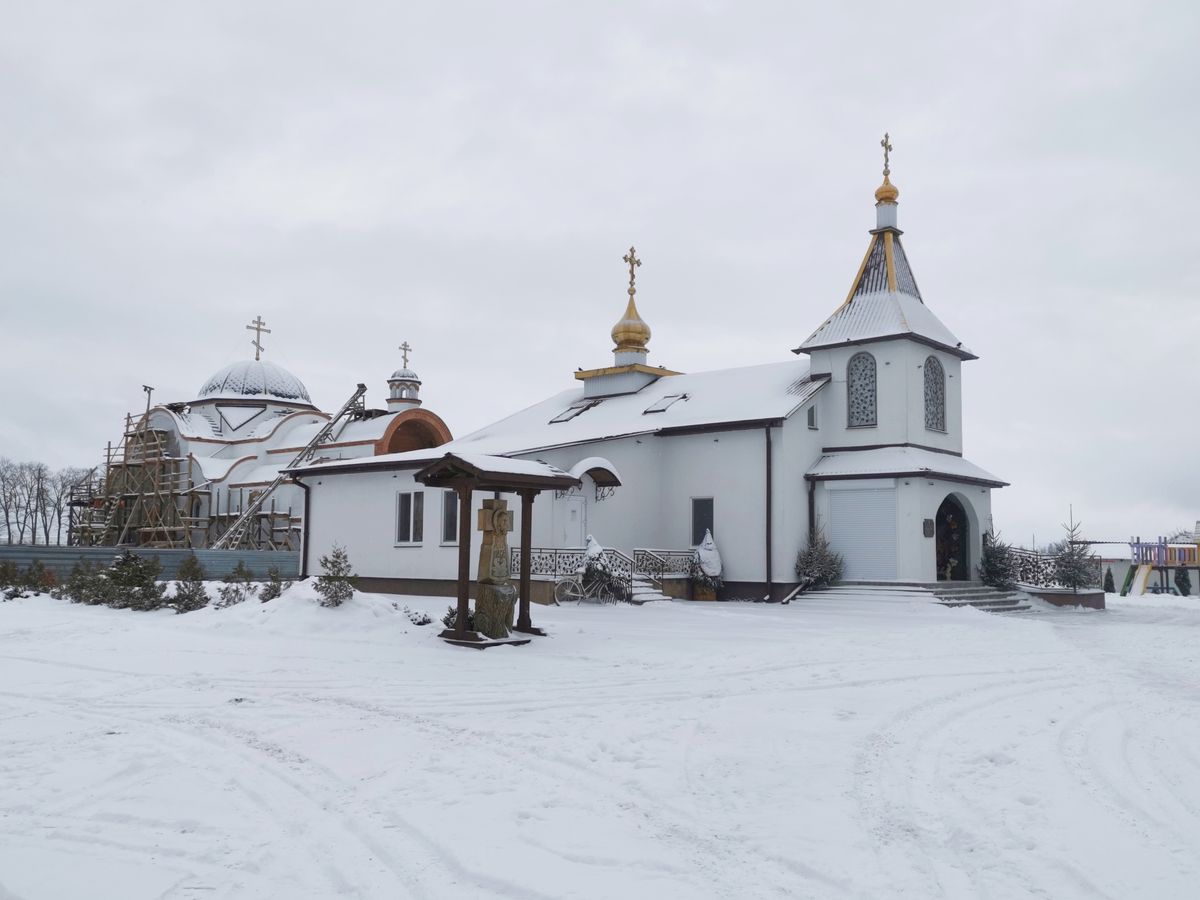 общий вид в ландшафте. Церковь Введения во храм Пресвятой Богородицы, Волковыск (Волковысский район, Беларусь, Гродненская область)