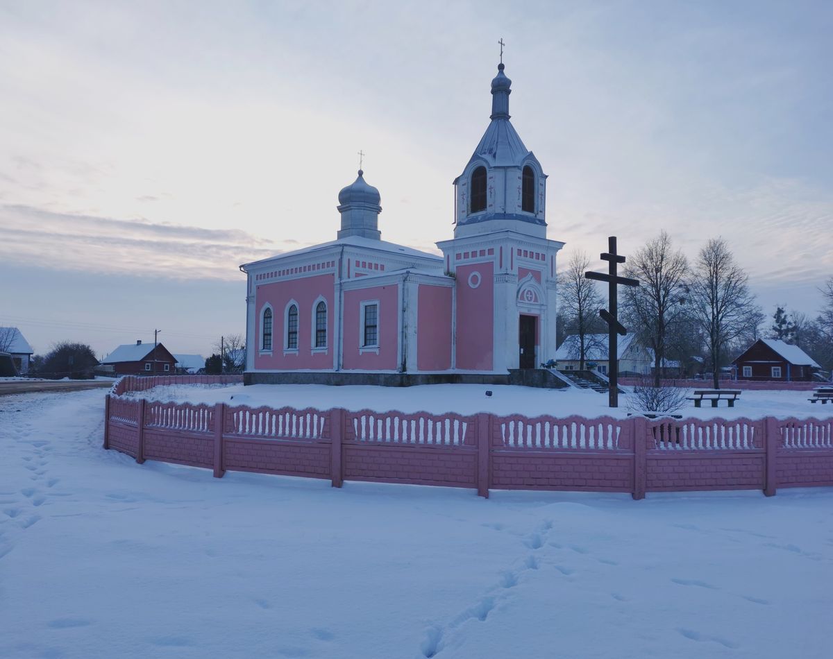 общий вид в ландшафте. Церковь Воздвижения Креста Господня, Головачи (Гродненский район, Беларусь, Гродненская область)