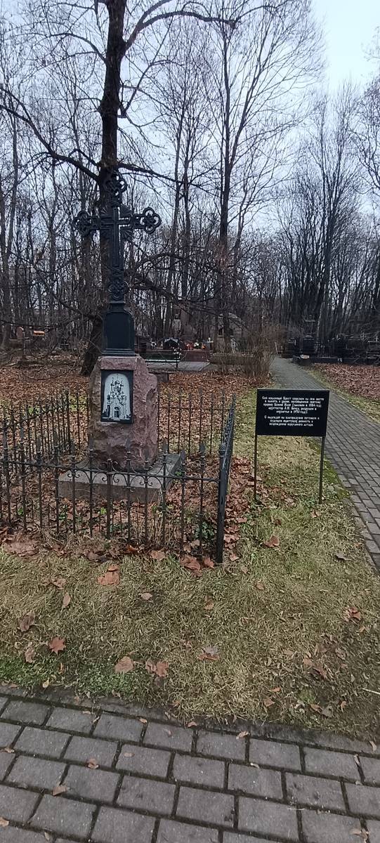 Памятный крест и табличка на месте храма, общий вид в ландшафте. Воскресенский Новодевичий монастырь. Церковь Илии Пророка, Московский район (Санкт-Петербург, г. Санкт-Петербург)