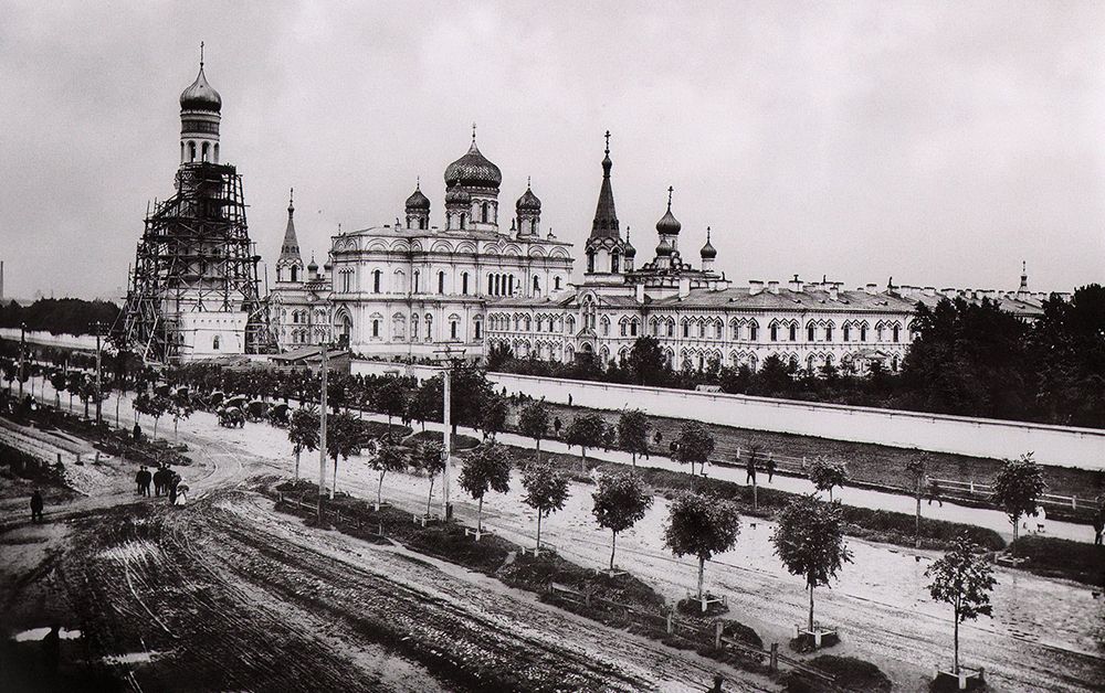 Воскресенский Новодевичий монастырь. Церковь Исидора Пелусиотского в колокольне, Московский район (Санкт-Петербург, г. Санкт-Петербург). архивная фотография, Завершение строительства колокольни. Фото ателье К. Буллы, 1895 г.