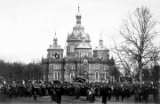 Церковь Преображения Господня в Бежице (старая), Рабочая демонстрация у Преображенской церкви, 1918 г. Из фондов Брянского государственного краеведческого музея<br>, Брянск, Брянск, город, Брянская область