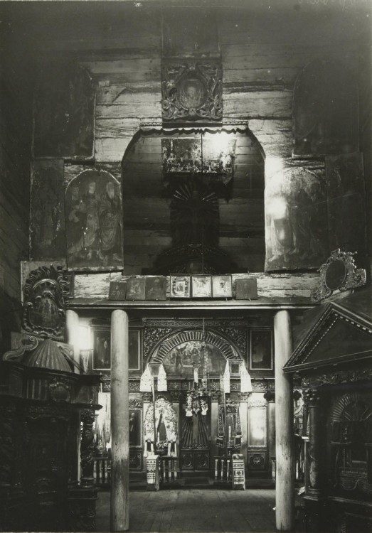 Церковь Михаила Архангела, Коровинцы (Роменский район, Украина, Сумская область). архивная фотография, Михайловская церковь (1752 г.) в с. Коровинцы (ныне Недригайловского р-на, Сумской обл.). Интерьер, просвет из бабинца до центра. Фотография С. Таранушенко, 1929 год